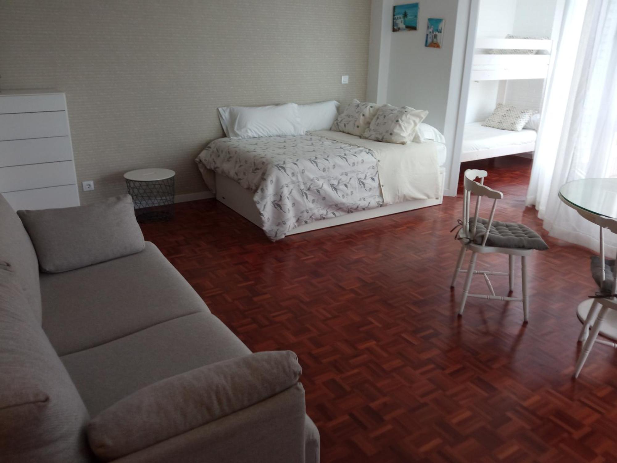 Estudio Con Vistas Al Mar En Baiona Bilik gambar
